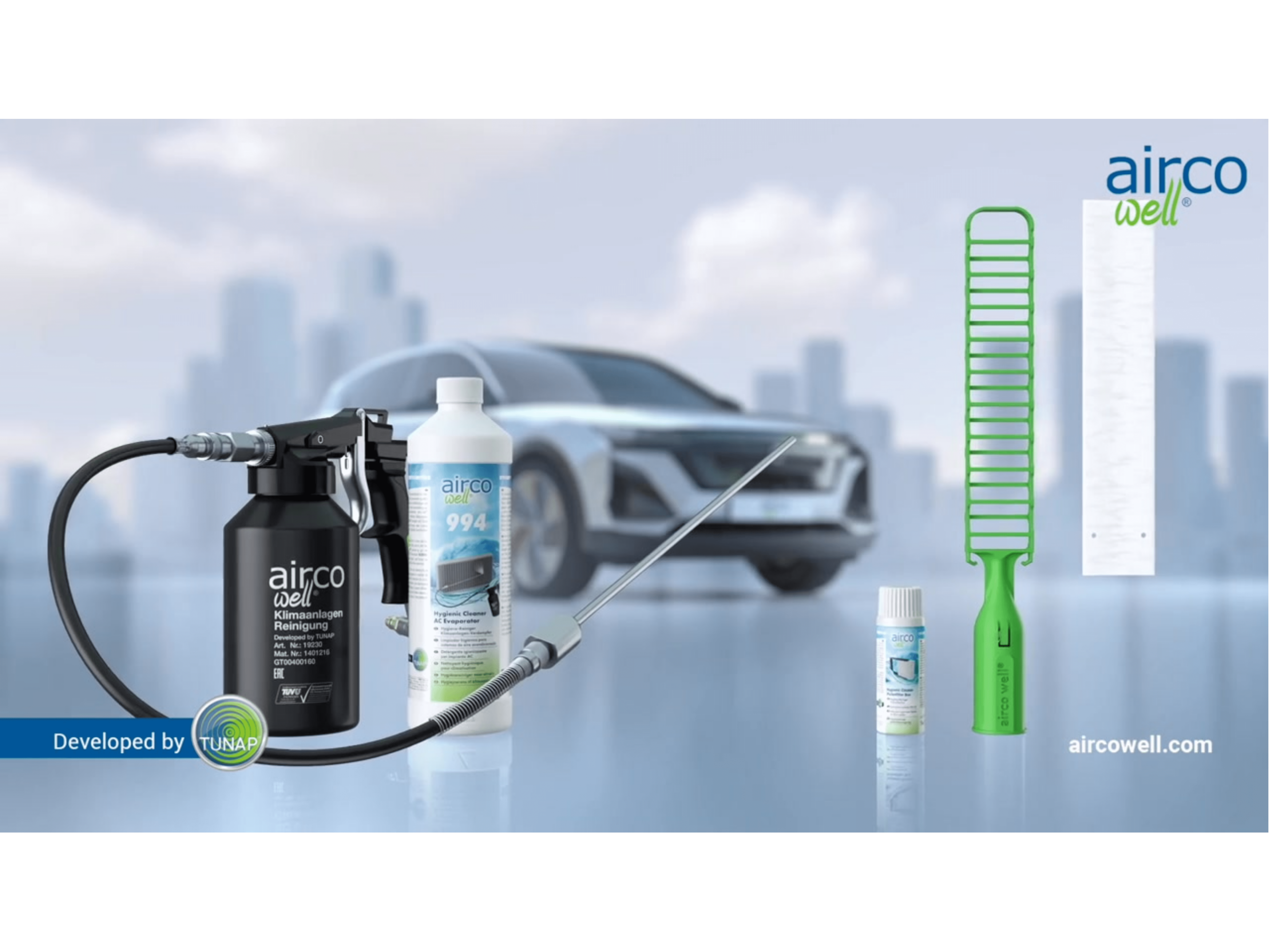 Produkte zur Klimaanlagenreinigung: Sprühgerät, Reinigungsmittel, Werkzeug und Auto im Hintergrund.