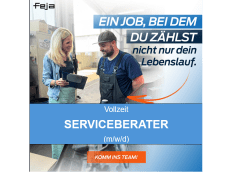 Ein Werbebanner für eine Vollzeitstelle als Serviceberater m/w/d bei Feja. Zwei Personen im Gespräch.