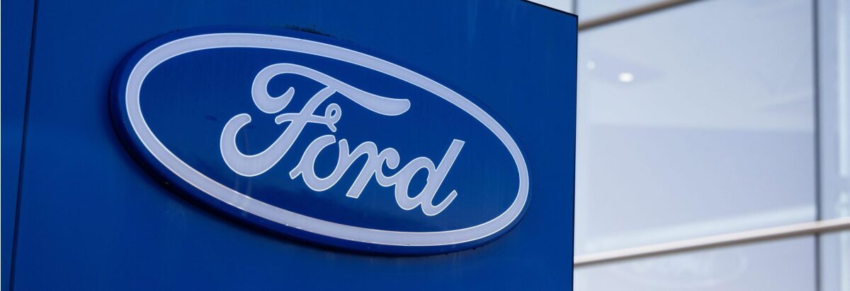 Ford Logo auf blauem Hintergrund, Teil der bekannten Automarke Ford.