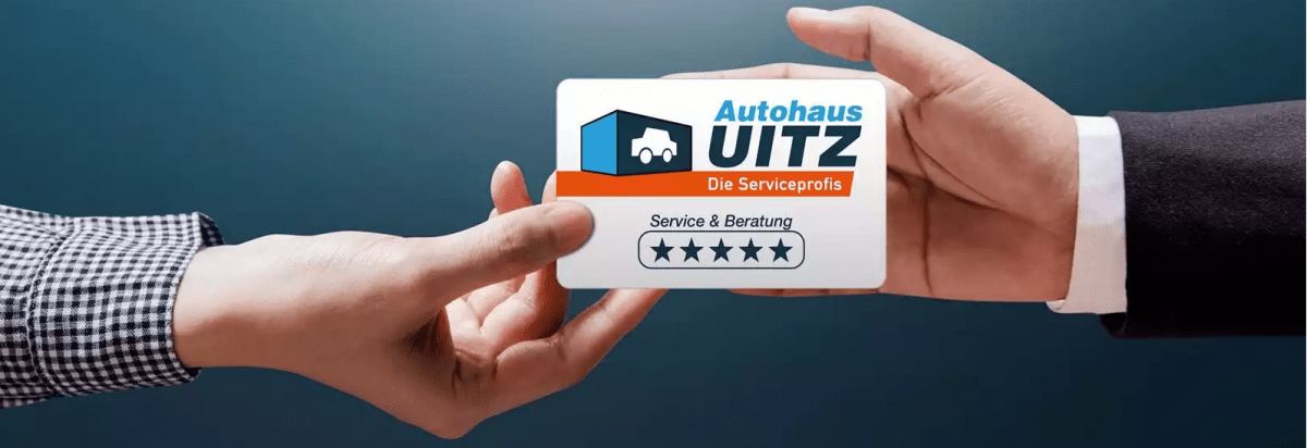 Zwei Hände, die eine Karte mit dem Logo von Autohaus Uitz und fünf Sterne über Service und Beratung halten.