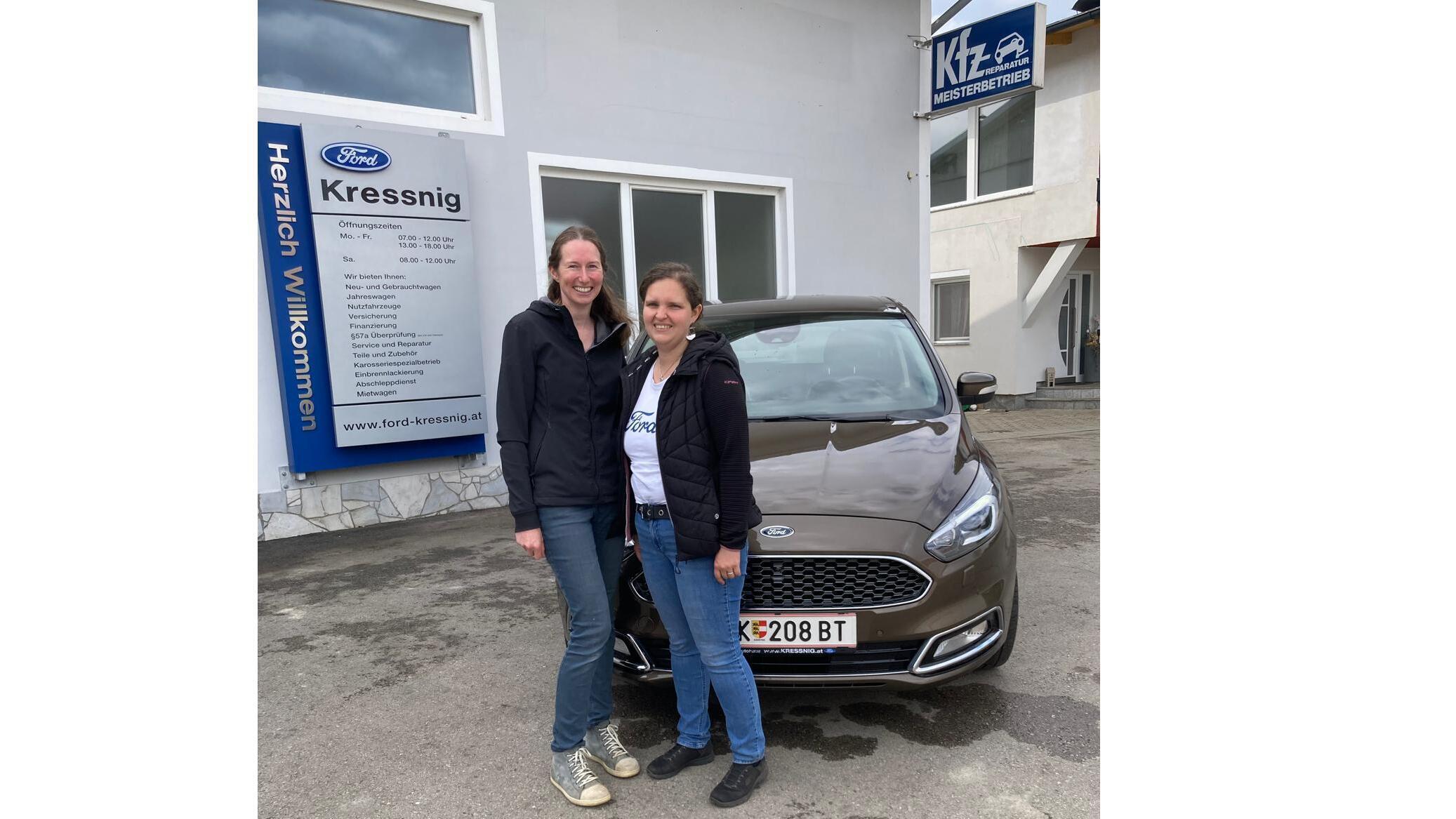 Zwei Frauen stehen neben einem braunen Ford vor dem Autohaus Kressnig, das für Fahrzeugverkauf bekannt ist.