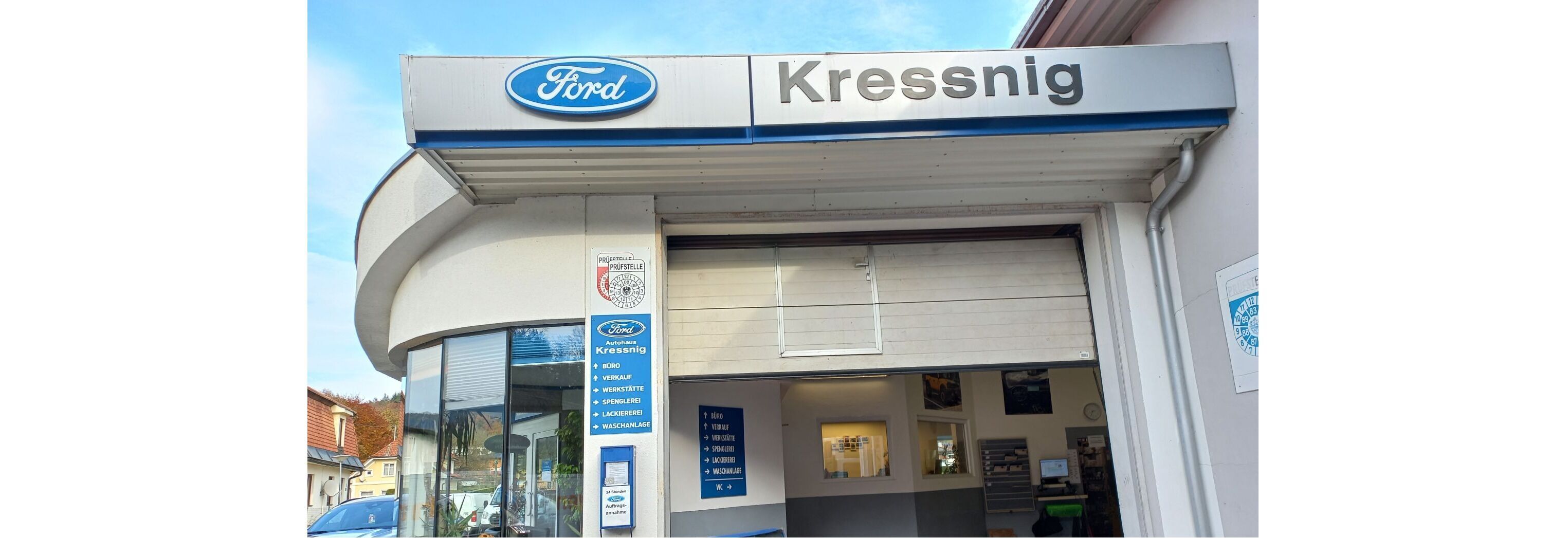 Fassade des Ford Autohauses Kressnig, mit dem Ford-Logo und einem großen Eingangsbereich.