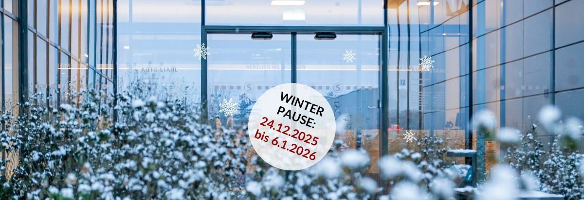 Winterpause an der Glastür: 24.12.2025 bis 6.1.2026, mit schneebedecktem Garten.