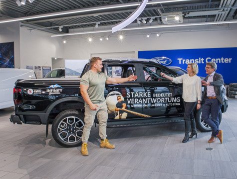 Präsentation eines Ford Pickups im Transit Center mit Menschen, die über Verantwortung sprechen.
