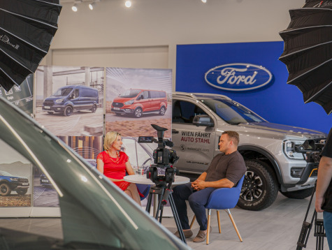 Interviews im Ford Autohaus mit Fahrzeugen im Hintergrund und moderner Ausstattung.