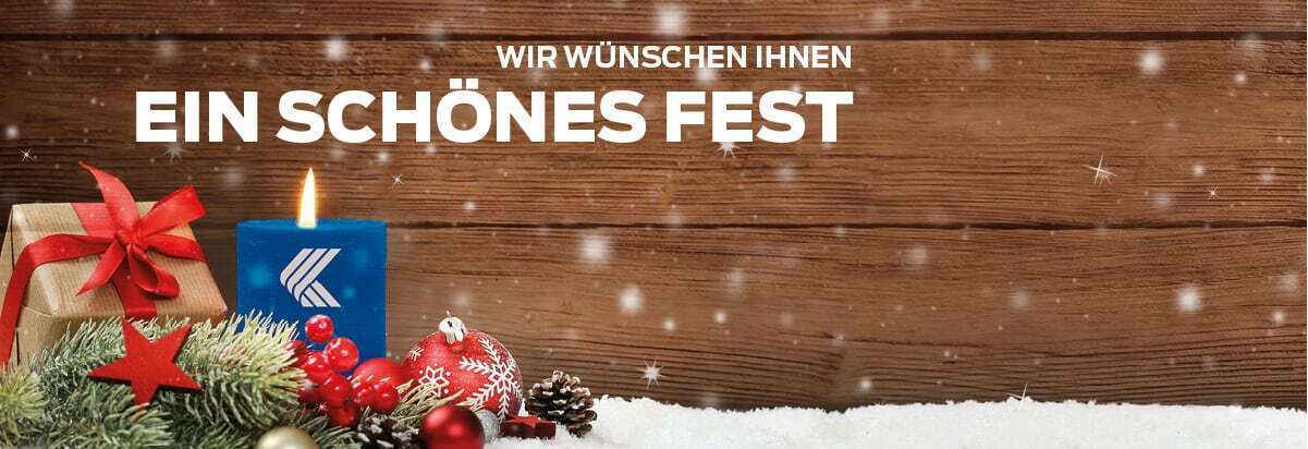 Weihnachtliche Dekoration mit Kerze, Geschenken und Schneefall, Text 