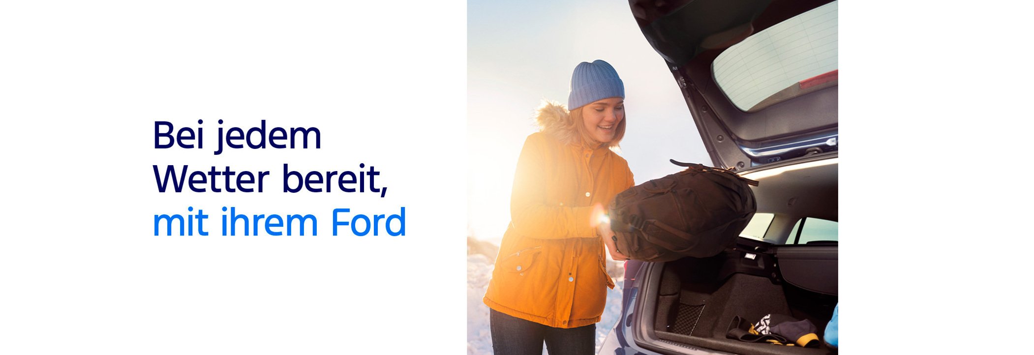Junge Frau in orangefarbener Jacke lädt Gepäck in den Kofferraum eines Ford bei sonnigem Wetter.